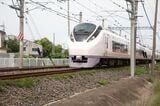 常磐線の直流電化区間と交流電化区間の境界付近を走る特急列車（筆者撮影）