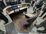 コックピットには大理石のような質感の液晶や触覚フィードバックのある操作パネルを配置（筆者撮影）
