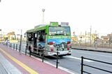 伊勢市駅前の田丸城跡（玉城町役場前）行き三重交通バス＝2023年12月（記者撮影）