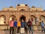 世界遺産フマユーン廟で偶然知り合ったインドの若者と筆者（筆者提供）