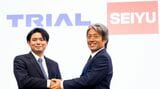 トライアルホールディングスの取締役で創業家出身の永田洋幸氏（左）と西友のCFOを務める野村優氏（撮影：今井康一）