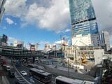 再開発が進む渋谷駅西口。後ろには「渋谷スクランブルスクエア」がそびえる＝2024年（撮影：南正時）