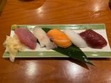 おまかせ握り5種盛(税込878円)（写真：筆者撮影）