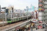 アメ横と上野駅に到着する山手線内回り電車（筆者撮影）