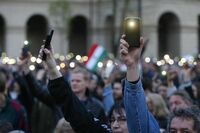 ハンガリー｢ソロス大学閉鎖法｣に大規模デモ 7万人が参加､｢教育関連法案改正｣に抗議