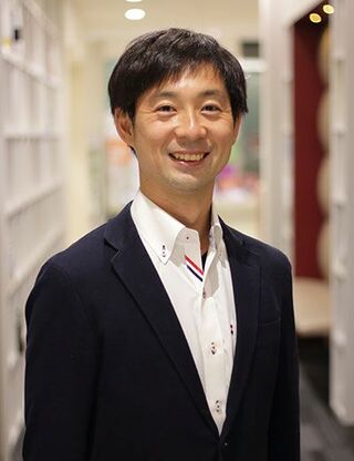 庄子 寛之（しょうじ・ひろゆき）ベネッセ教育総合研究所 教育イノベーションセンター 主席研究員公立小学校の教員を20年近く務めた後、現職。大学院にて臨床心理学科を修了し、人をやる気にさせる声かけや環境づくりを専門とする。次世代教育・働き方改革・道徳教育などに関する研修を全国各地で行い、研修回数は500回を超え、受講者も1万5000人以上となる。著書に『子ども教育のプロが教える 自分で考えて学ぶ子に育つ声かけの正解』（ダイヤモンド社）など（写真：ベネッセ教育総合研究所提供）