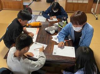 子どもたちがお寺の本堂で学習している様子