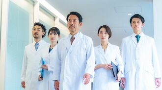 通路を歩く医師たち