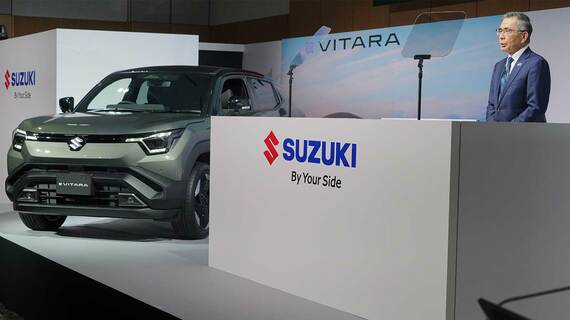 2026年1月16日日本発売となるスズキの新型BEV「eビターラ」について発表する代表取締役社長・鈴木俊宏氏