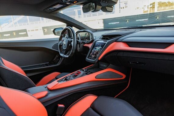 インテリアの素材やカラーは車体色と同様、豊富に用意されている（写真：Automobili Lamborghini）