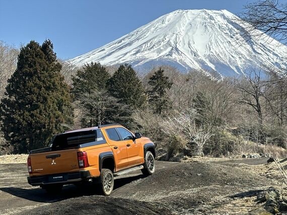 富士山の雄大な景色を背景としたオフロードコースでその実力を試した（筆者撮影）
