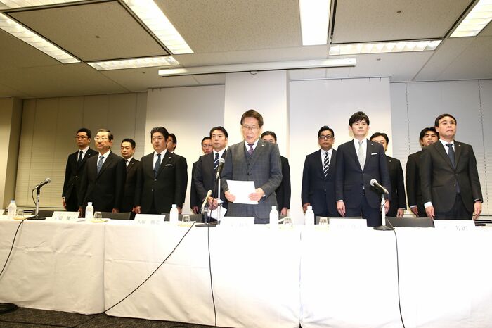 幹部らと共に大塚勝久会長が2月25日に会見