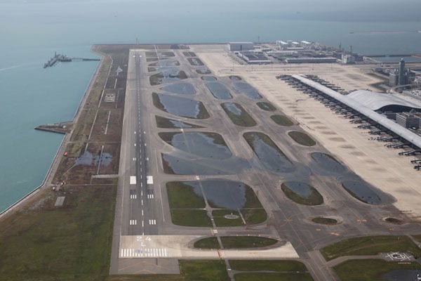 浸水のつめ跡が残る関西国際空港