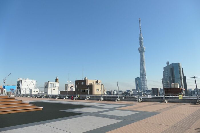 左は展望デッキの階段
