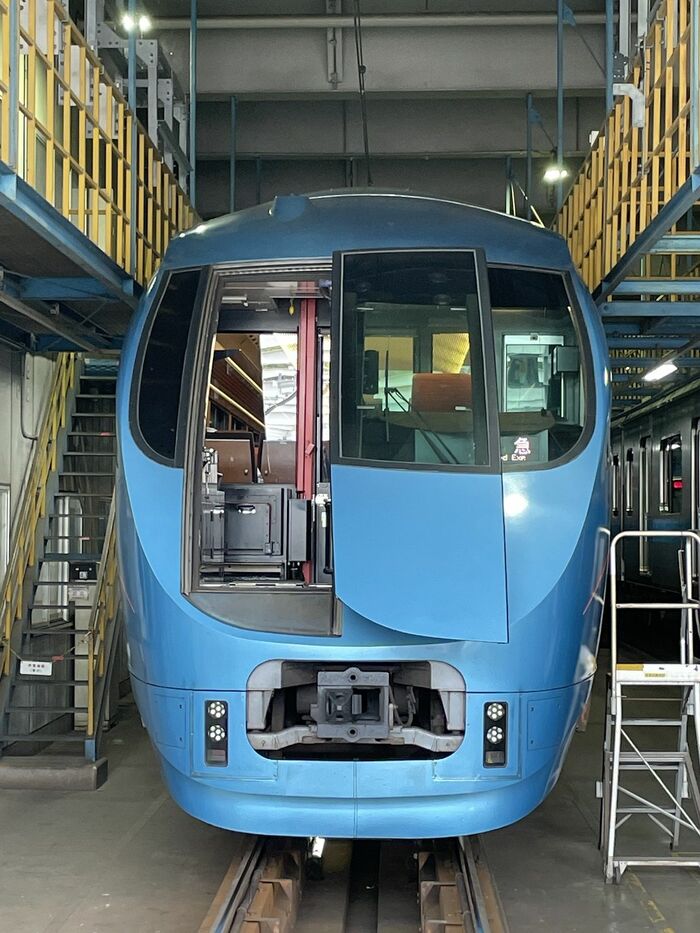 流線形先頭車の非常口を開いた状態