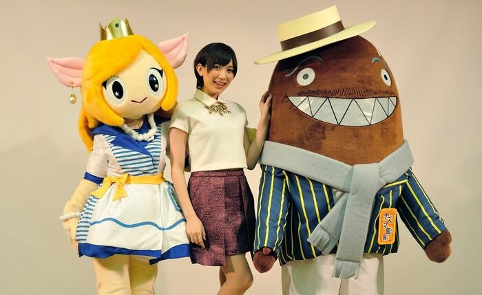 公式キャラクターとモデルの光宗薫さん（中央）