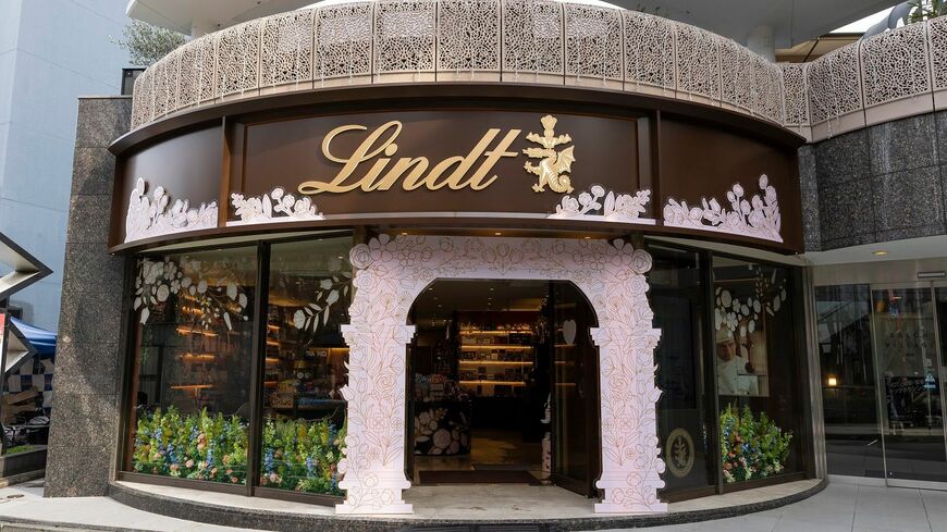 スイスのチョコレートブランド、リンツ。国内83店舗とオンラインショップを運営するリンツ＆シュプルングリージャパンは2010年に設立し、スピーディに展開してきた。写真はリンツ ショコラ ブティック＆カフェ 表参道フラッグシップ（撮影：今井康一）