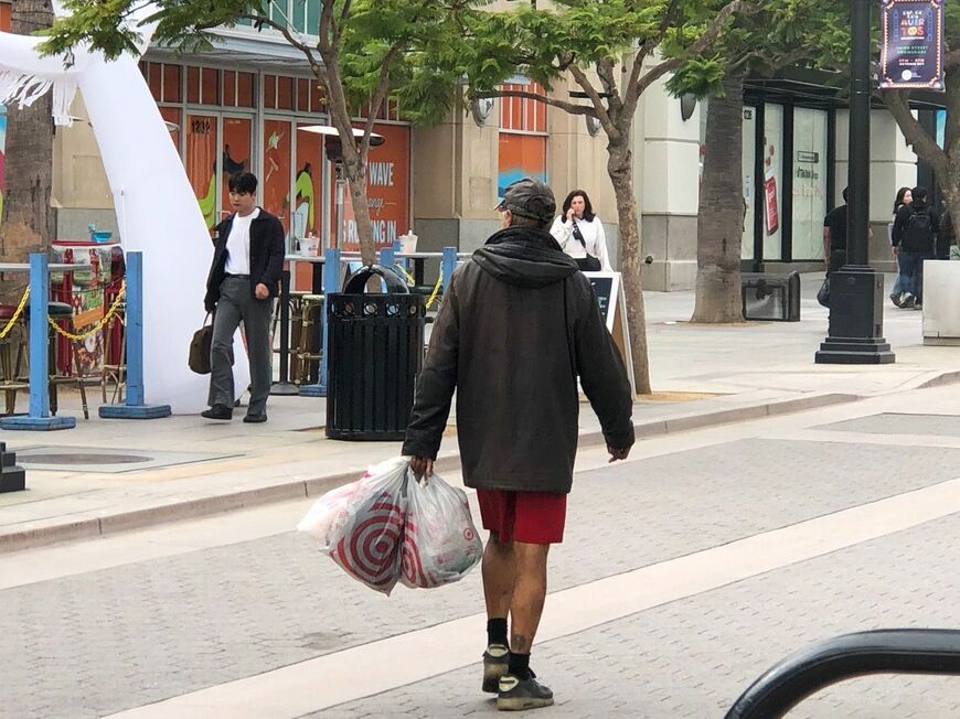 商店街を歩くホームレス男性（写真：筆者撮影）