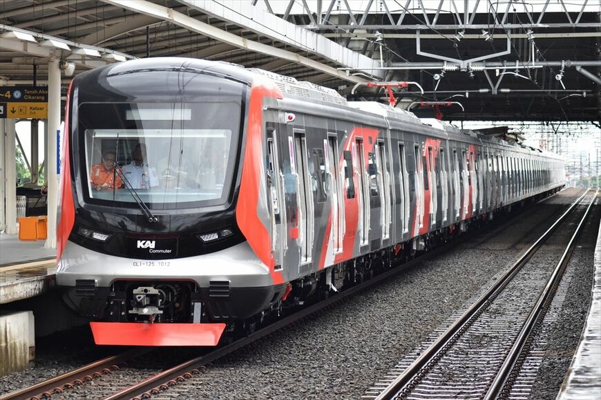 ジャカルタ首都圏に導入された中国中車（CRRC）製の通勤電車（筆者撮影）
