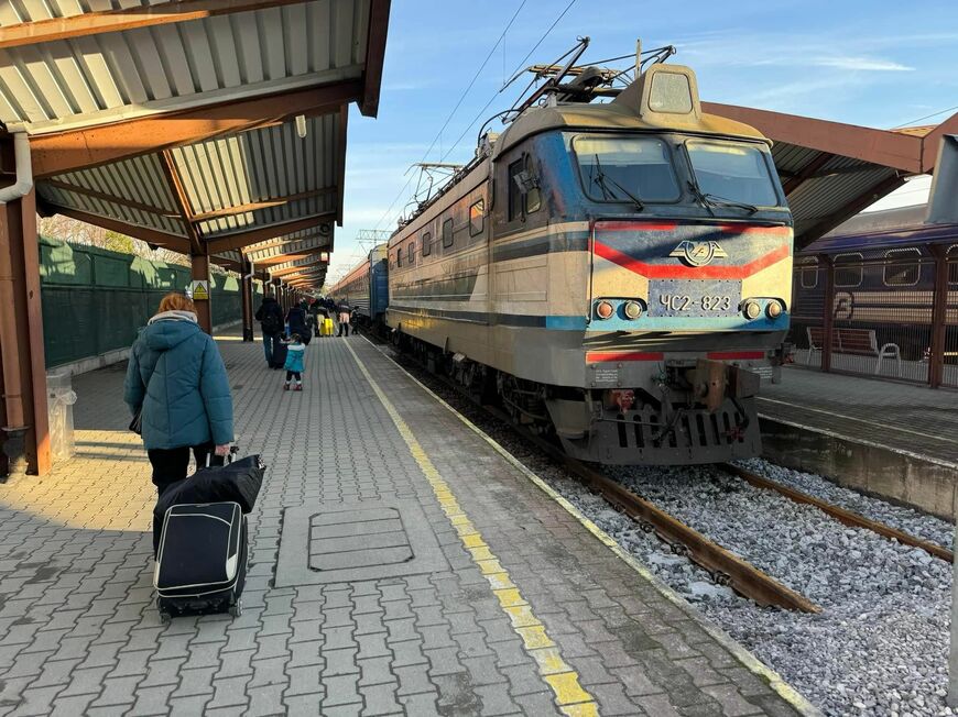 ポーランドとの国境駅、プシェミシルで発車待ちのウクライナ鉄道の列車（写真：原忠之）