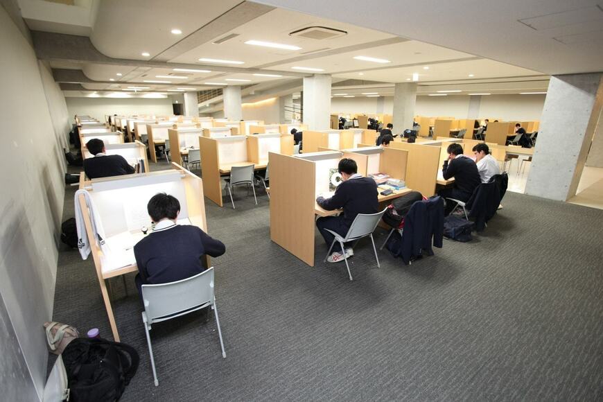 偏差値やブランドだけで受験校を選ぶのは損かもしれません（写真は足立学園の自習室）
