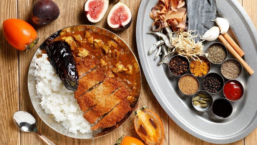 1万食を完売し、さらに6500食の追加注文をした、ご当地レトルトカレーではベストセラーとなっている愛知県幸田町の「愛知・幸田の消防カレー」と使用したスパイス、ダシ（写真：幸田町）この記事の画像を見る(◯枚)