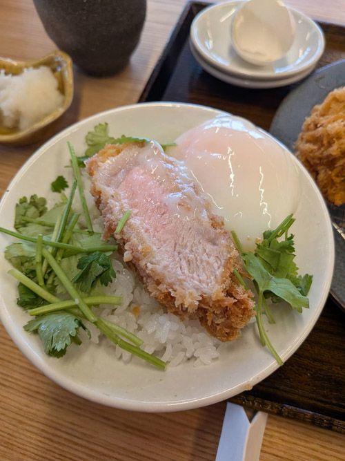 カツ丼風にごはんにとんかつを乗せる
