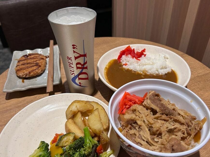 成田空港第一ターミナルのカードラウンジ「希和 -NOA-」では、カレーや牛丼からデザートまで食べ放題でビールも飲み放題である（筆者撮影）