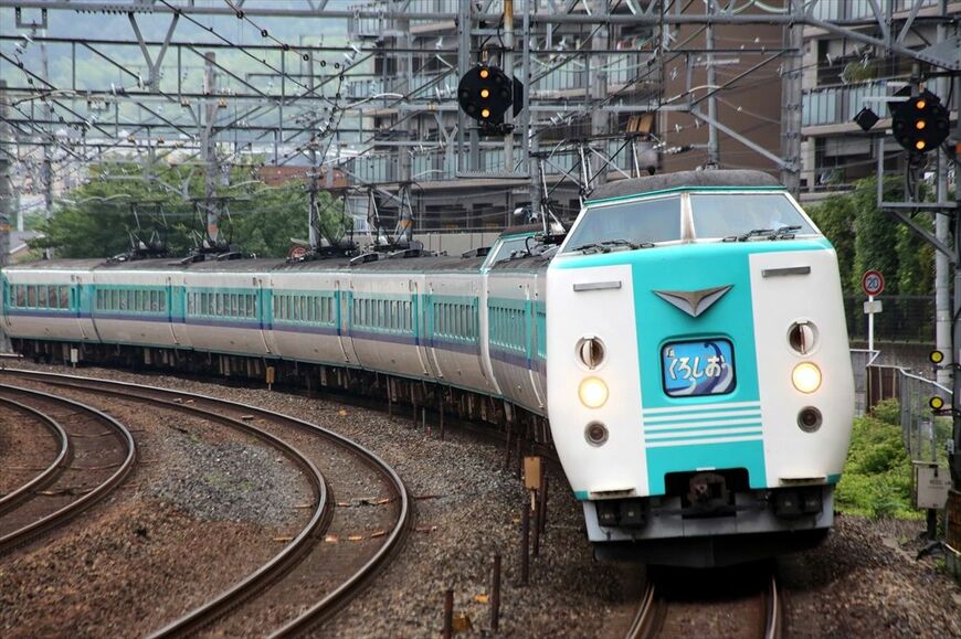 東海道本線山崎付近のカーブを走る381系「くろしお」（撮影：南正時）