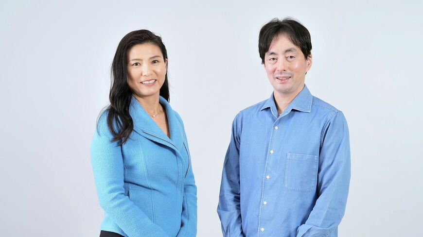 向き合う男女