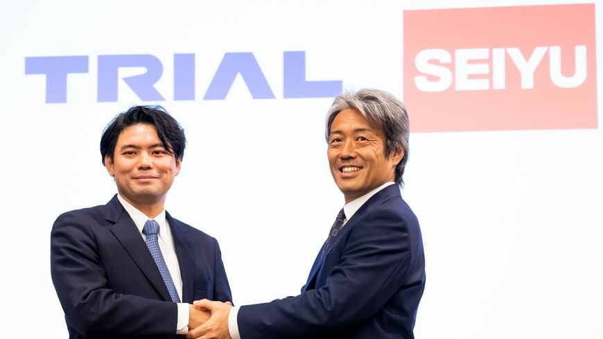 トライアルホールディングスの取締役で創業家出身の永田洋幸氏（左）と西友のCFOを務める野村優氏（撮影：今井康一）