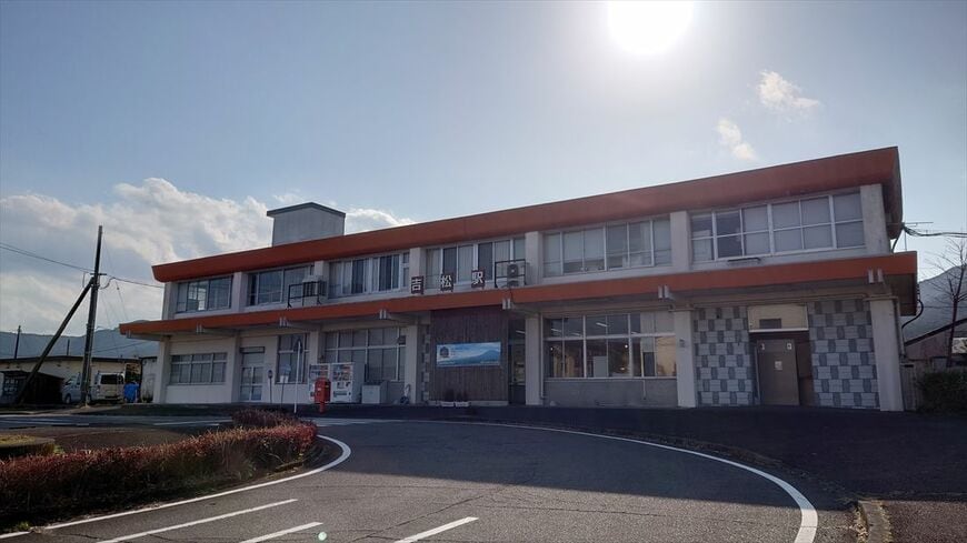 肥薩線と吉都線が乗り入れる吉松駅。鉄道の要衝として栄えた（筆者撮影）