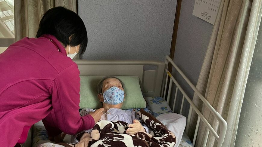 自宅で過ごす患者さんを診る中村医師。在宅医療の様子（写真：筆者提供）