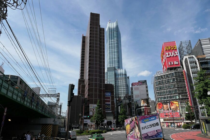 新宿プリンスホテルと東急歌舞伎町タワー（記者撮影）