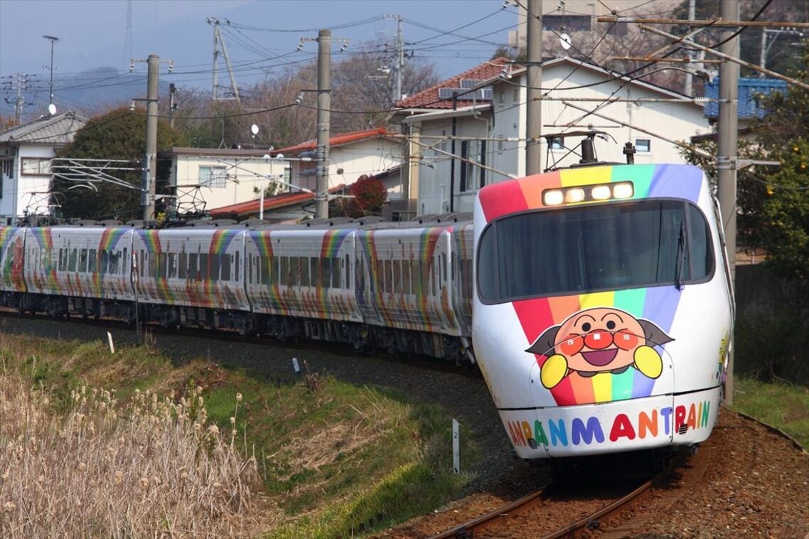 「アンパンマン列車」仕様の8000系