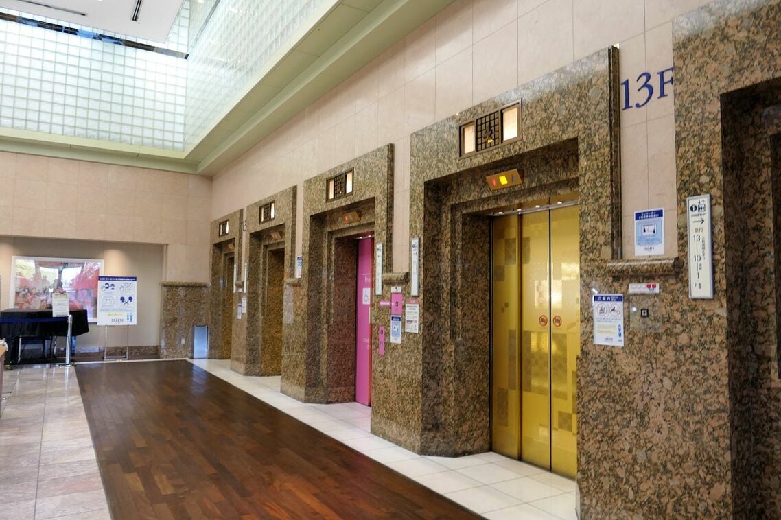 13階レストランフロアのエレベーターホール