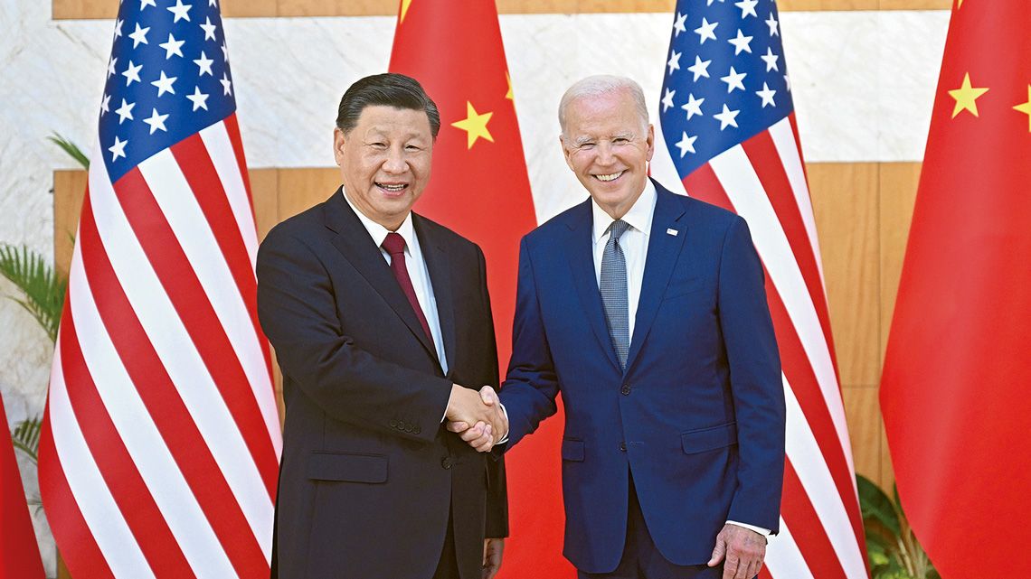 米中首脳会談で握手を交わすバイデン大統領と習主席