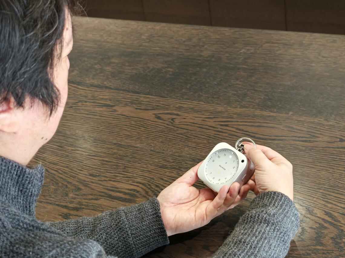 質量のない時間という概念。それを情報化したデジタル表示。これらが希薄な存在だからこそ、BALMUDAは、安心できるしっかりとした重みでその物質化を試みたのだろう（写真：編集部撮影）