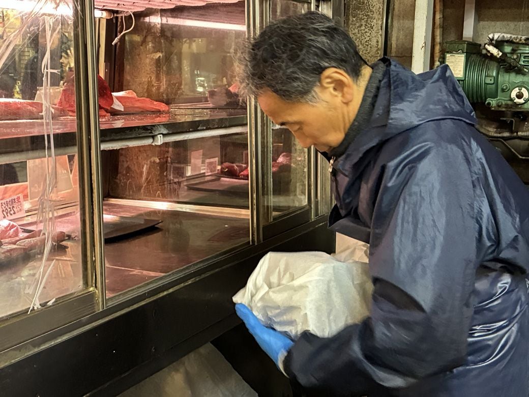 丸山さんはマグロを我が子のように丁寧に扱っていた（写真：筆者撮影）