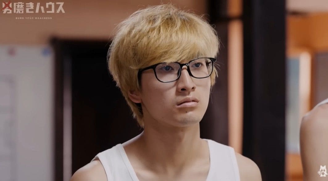 田村シュンスさん。同志社大学に通う大学生でありながら、ミュージシャンやお笑い活動も行っている。（画像は「ABEMA バラエティ【公式】」YouTubeのスクリーンショット）