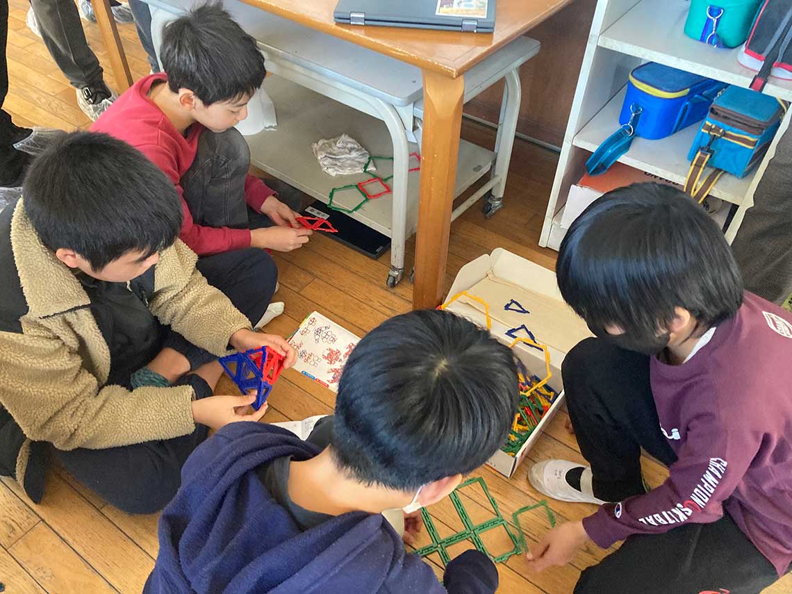 6年生の算数の自由進度学習。 ブロックを組み立てながら目当てを検証している（撮影：長島氏）