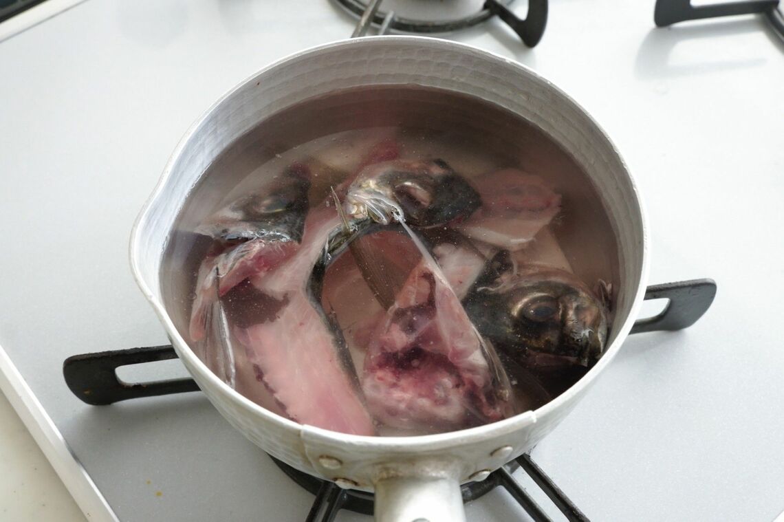 頭と中骨を鍋に投入