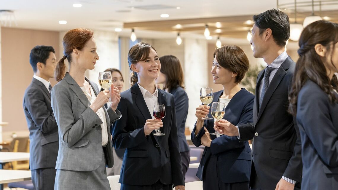 ビジネスの交流会に参加する人たち