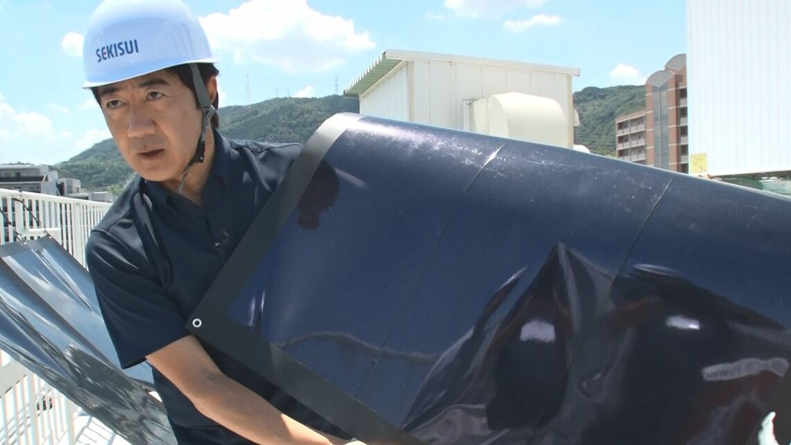 積水化学工業のペロブスカイト太陽電池について解説する山口豊アナウンサー