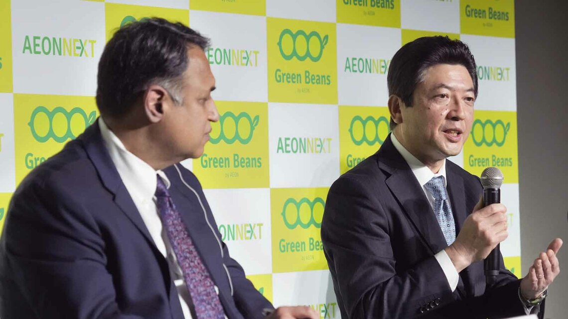 新型ネットスーパー「Green Beans」を発表する吉田昭夫イオン社長（右）とバラット・ルパーニ・イオンネクスト社長（撮影：梅谷秀司）