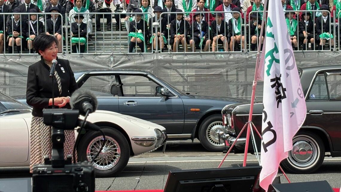 トヨタ「2000GT」など日本の名車の前で挨拶をする小池百合子東京都知事(筆者撮影)