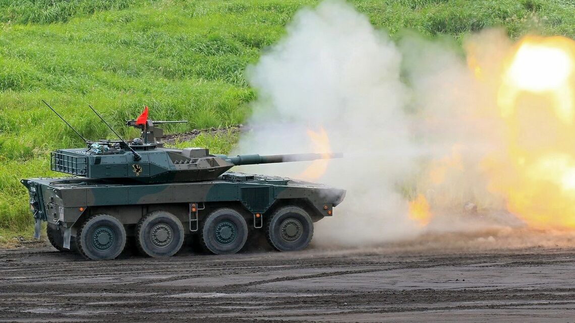 射撃訓練をする陸上自衛隊の16式機動戦闘車(写真:kuni.y / PIXTA)