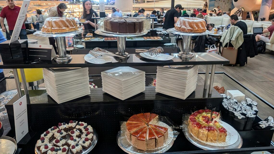 同ラウンジでは著名な洋菓子ブランド・デメルのケーキも提供されていた（写真：筆者撮影）