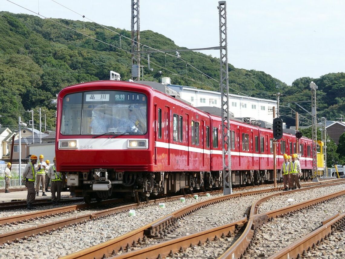 復活塗装車両以外は窓の下に白いライン＝2016年10月（記者撮影）