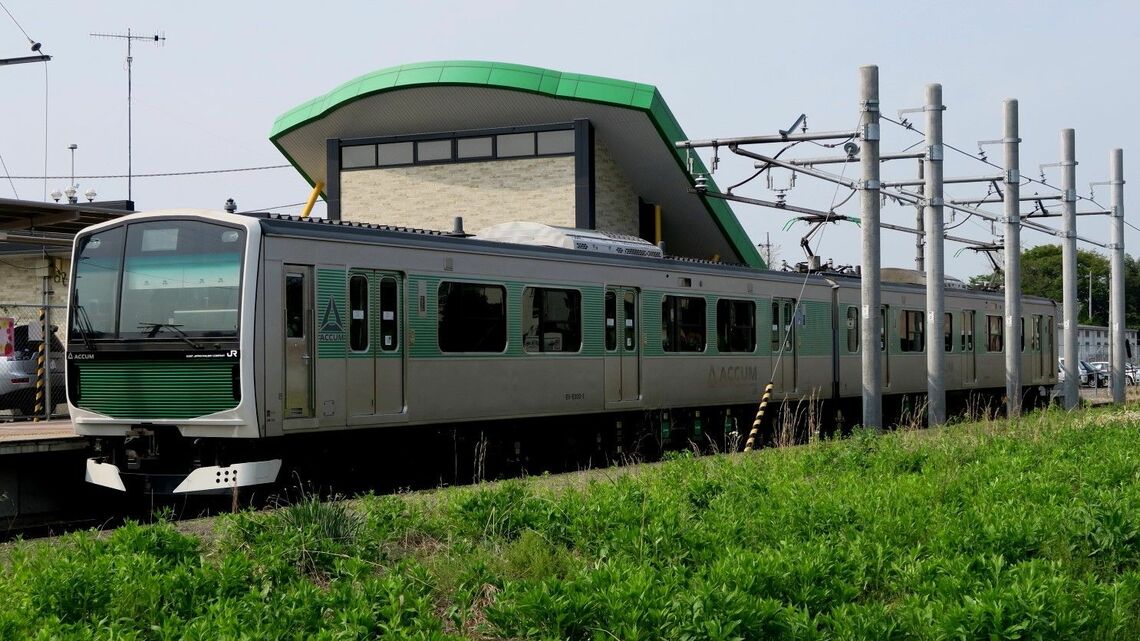 JR東日本の直流用蓄電池駆動電車「EV-E301系」。パンタグラフを用いて急速充電し、非電化の烏山線を走る（筆者撮影）